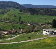 Vue plongeante sur le terrain (parcelle &agrave; gauche de la maison au toit plat)