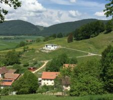 Vue de face du terrain (parcelle à droite de la maison au toit plat)