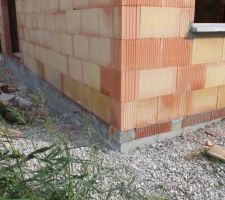 Finition des murs de soubassement ( le graviers non enlevé bloque le coin )