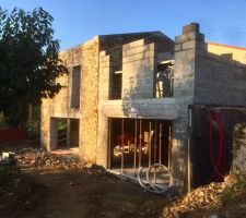 El&eacute;vation qui progresse &agrave; l'&eacute;tage...