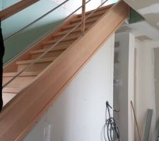L'escalier a été fermé. Le plaquiste est venu terminer.