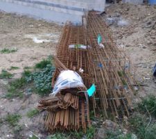 Livraison du ferraillage pour les fondations.