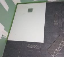 Carrelage fini autour de la douche