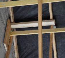 Vue de l'intérieur, la panne est recoupée pour entrer dans le mur.