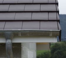 Réparation de la gouttière, trois morceaux. La tuile de rive déborde.