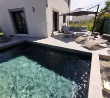 Pose du carrelage des terrasses termin&eacute;e, installation du mat&eacute;riel de terrasse