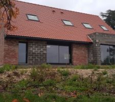 Vue arrière après pose des caches moineau et du brise soleil (il est remonté donc on ne voit pas).