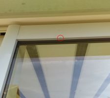 Éclat dans la peinture du cadre de la baie vitrée Sud.