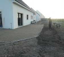 On décaisse le long de la terrasse