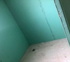 Les cloisons sont montées- salle de bain côté baignoire