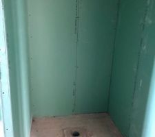 Les cloisons sont montées- salle de bain - la douche à l'italienne