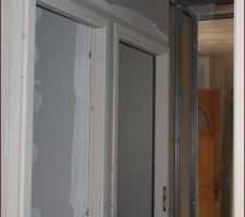 Vue depuis le bureau : à gauche, porte de la chambre 1 et porte des toilettes. Au fond : hall d'entrée.
