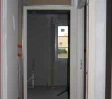 Vue depuis la chambre 2 : à droite, bureau et salle-de-bains, chambre 1 en face.