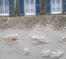 Le mur de clôture a été repris, mais pas le chapeau qui est en très mauvais état