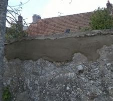 Le mur de clôture a été repris, parfois façon gros barbouillage...
