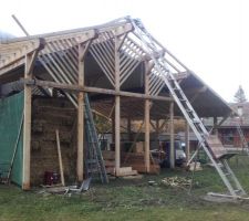 Contrevents en place (phase 1, pour la paille du toit) ; et le monte-matériaux presqu'en place