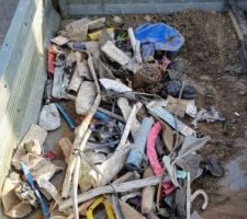 Débris ramassés dans l'accès chantier