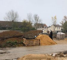 Les ma&ccedil;ons sont arriv&eacute;s! L'&eacute;l&eacute;vation du vide sanitaire commence