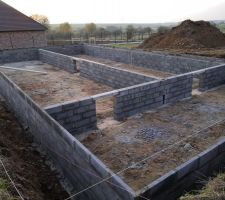 Vide sanitaire termin&eacute;, travail impeccable des ma&ccedil;ons. Reste ferraillage et planch&eacute; alv&eacute;ol&eacute; !