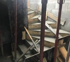 L'escalier intérieur fraîchement coulé