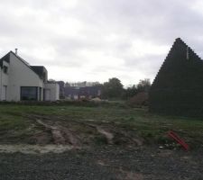 Le terrain, avec la maison du voisin qui se construit, juste en limite de ma parcelle.