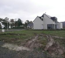Le terrain toujours, avec vue sur la maison qui sera &agrave; l'arri&egrave;re de la mienne.