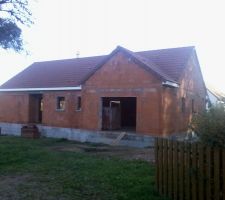 Le constructeur a bien étudié l'élévation de la maison (création d'un vide sanitaire) pour se mettre à niveau avec la route à gauche et avoir une pente pour la connexion au tout à l'égout.