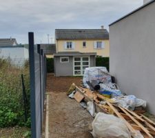 Prochaine étape carport et sol en résine gris et pavé