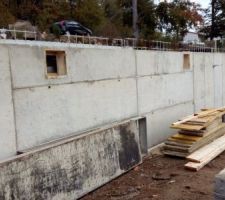 Le côté sud... élévation des murs en béton banché, la dalle sera coulée au-dessus