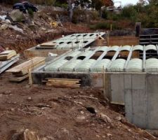 Vu coté ouest, avec le "dénivelé" pour s'adapter au terrain en restanque.