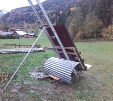 Le monte-matériaux sous la pluie