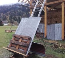 Le monte-matériaux sous la pluie