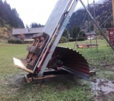 Le monte-matériaux sous la pluie