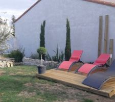 Nouvelle terrasse au sud avec muret en pierre et nouveau massif