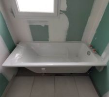 Dans les pi&egrave;ces d'eau le carrelage blanc rend beaucoup mieux que lorsqu'on l'avait vu chez le vendeur de carrelage (la lumi&egrave;re l&agrave; bas &eacute;tait trop agressive c'est pour &ccedil;a), je suis contente, et en plus on a la baignoire (et aussi la douche) de pos&eacute;es enfin ! On se rapproche de la fin de la construction, trop h&acirc;te !
