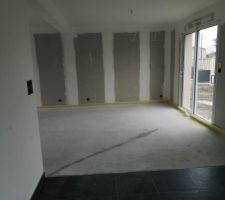 On a les poign&eacute;es de porte fen&ecirc;tre aussi ainsi que les interrupteurs des volets &eacute;lectriques !
sinon les fissures de la chape de b&eacute;ton sont combl&eacute;es, nous n'aurons pas besoin d'en parler au CDT.