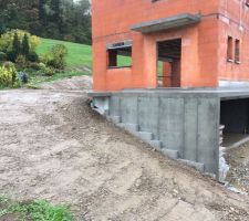 Pré remblai en cours
Côté Est, emplacement futur escalier paysagé pour conduire du sous-sol au péron situé en RDJ (niveau 1)
