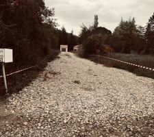 Entrée de notre chemin d'accès le courrier arrive déja ici donc pose de la vieille boite aux lettres en attendant que l'accès soit définitivement terminé