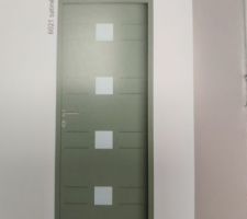 Porte d'entrée en gris anthracite avec vitrage opaque