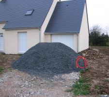 Notre tas de cailloux pour faire le parking et l'accés à la maison (comme ça on ne se salira plus les chaussures !!!!)