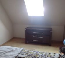 Vue du mur sous velux qu'on souhaite aménager avec des meubles tiroirs (idéalement avec 3 meubles de 90 cm).