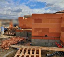 Les murs se montent petit à petit. Vue depuis le côté du garage.