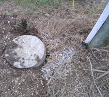 Regard en limite de terrain avec les 2 fourreaux verts pour la fibre et le téléphone