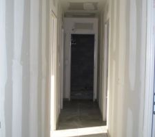 Le carrelage du couloir