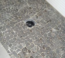 La douche italienne 1,45 x 0.90... c'est un peu foncé car encore humide lors de la photo