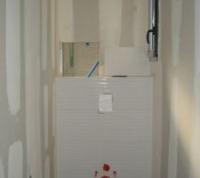 Le WC avec la future niche qui sera accessible depuis la douche !