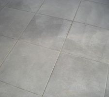 Le carrelage du sol mis dans toute la maison... c'est groove gris clair de chez Decoceram à la Garde (83)
