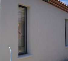 Les deux meurtrières vues de l'extérieur... il est pas beau mon crépi ?