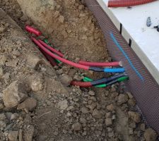 Raccordement de la maison avec les gaines en attente pour la réalisation de la plateforme