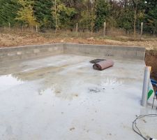 Montage de 2 rangs de blocs et 1 rang en béton armé. Il soutiendra les terres pour accueillir les murs en bois du garage